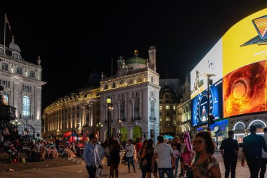 Londra, İngiltere ve İngiltere 'de gece Piccadilly Meydanı