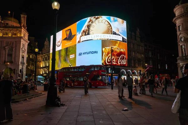 イギリスのロンドンで夜のピカデリー サーカスの広場 — ストック写真