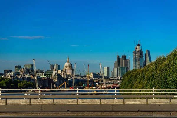 英国滑铁卢大桥的伦敦天际线 — 图库照片