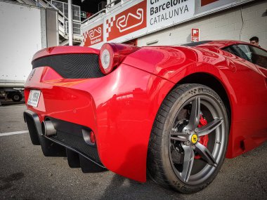 Şubat 2017: Ferrari 458 supercar devre de Barcelona Park.-
