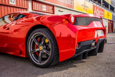 Şubat 2017: Ferrari 458 supercar devre de Barcelona Park.-
