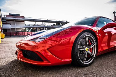 Şubat 2017: Ferrari 458 supercar devre de Barcelona Park.-