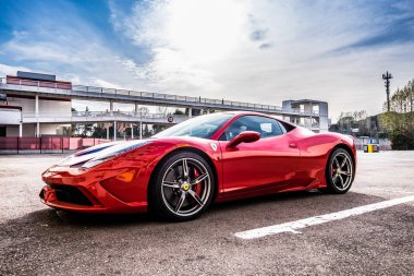 Şubat 2017: Ferrari 458 supercar devre de Barcelona Park.-