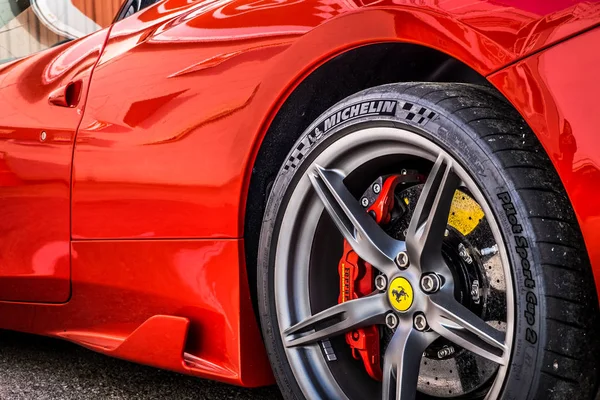 Şubat 2017: Ferrari 458 supercar devre de Barcelona Park.-