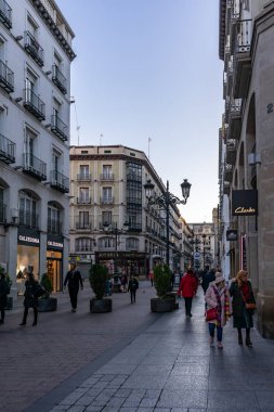 İspanya, Zaragoza 'da eski bir kasaba caddesi..