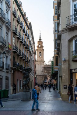 İspanya, Zaragoza 'da eski bir kasaba caddesi..