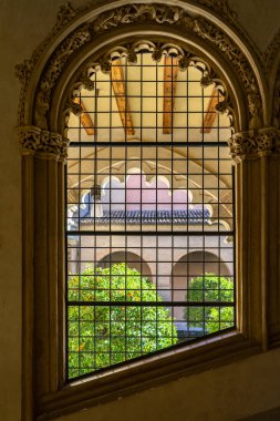 Palacio Aljaferia, İspanya 'nın Zaragoza kentindeki ortaçağ İslam sarayı.