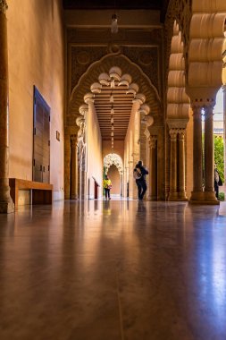 Palacio Aljaferia, İspanya 'nın Zaragoza kentindeki ortaçağ İslam sarayı.