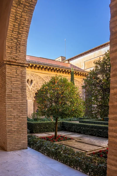 Palacio Aljaferia, linnoitettu keskiaikainen islamilainen palatsi Zaragozassa, Espanjassa — kuvapankkivalokuva