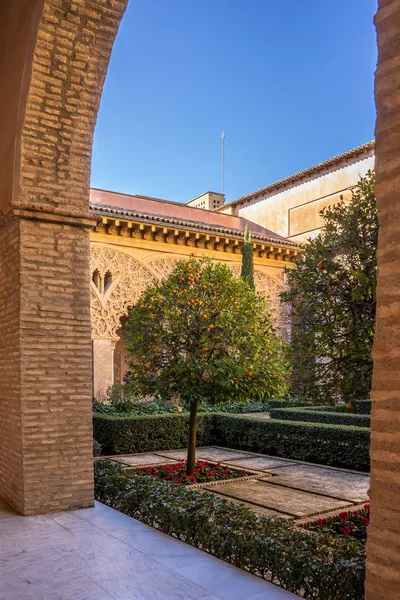 Palacio Aljaferia, palacio islámico medieval fortificado en Zaragoza, España — Foto de Stock