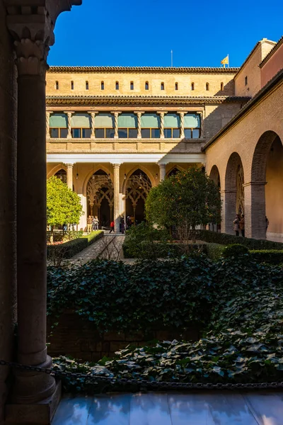 Palacio Aljaferia, palacio islámico medieval fortificado en Zaragoza, España — Foto de Stock