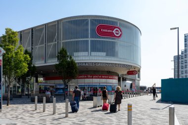 Emirates Air Line teleferikleri Londra, İngiltere 'de Thames nehrinde.