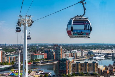 Emirates Air Line teleferikleri Londra, İngiltere 'de Thames nehrinde.
