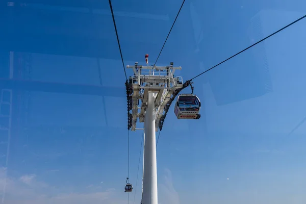 Kolejki linowe Emirates Air Line na rzece Tamizie w Londynie, Wielka Brytania — Zdjęcie stockowe