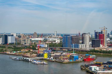 Emirates Air Line teleferikleri Londra, İngiltere 'de Thames nehrinde.