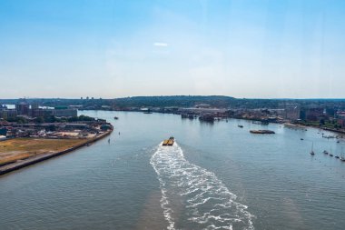 Emirates Air Line teleferikleri Londra, İngiltere 'de Thames nehrinde.