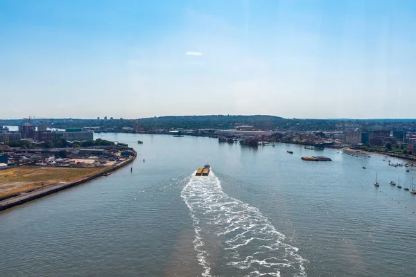 Emirates Air Line teleferikleri Londra, İngiltere 'de Thames nehrinde.