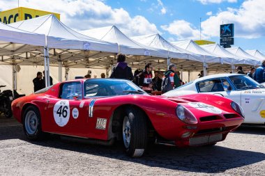 Montjuic ruhu Barcelona devre araba gösterisi Bizzarrini 5300 Gt