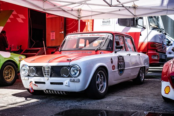 Alfa Romeo Giulia TI Super dans l'esprit montjuïque Circuit de Barcelone — Photo