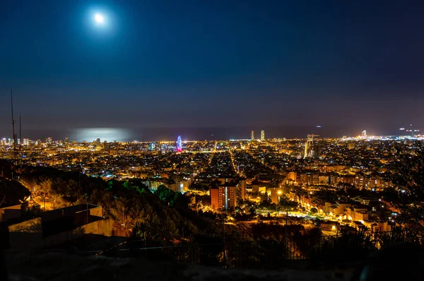 Barcelona skyline panorama por la noche desde Turo Rovira, Cataluña, España . — Foto de Stock