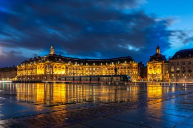 Fransa, Bordeaux 'da gece vakti Bourse Meydanı