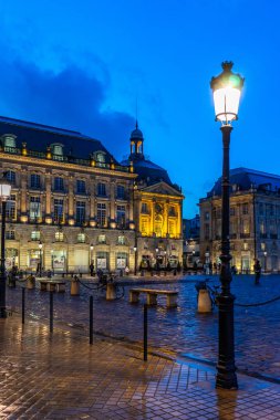 Fransa, Bordeaux 'da gece vakti Bourse Meydanı