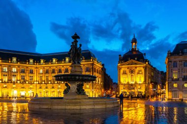 Fransa, Bordeaux 'da gece vakti Bourse Meydanı