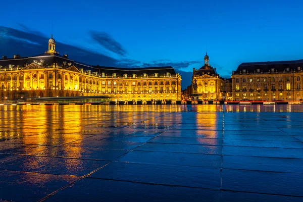 Place de la Bourse 's nachts in Bordeaux, Frankrijk — Stockfoto