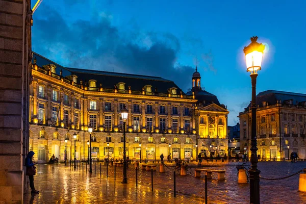 Place de la Bourse 's nachts in Bordeaux, Frankrijk — Stockfoto