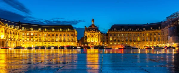 Place de la Bourse 's nachts in Bordeaux, Frankrijk — Stockfoto