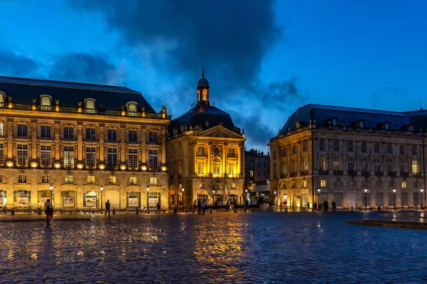 Place de la Bourse 's nachts in Bordeaux, Frankrijk — Stockfoto