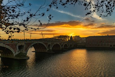 Toulouse, Fransa 'da günbatımında Pont Neuf.