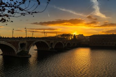 Toulouse, Fransa 'da günbatımında Pont Neuf.