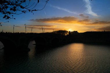 Toulouse, Fransa 'da günbatımında Pont Neuf.