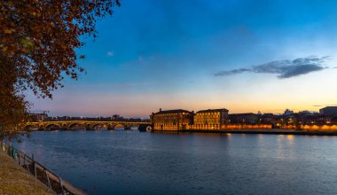 Toulouse, Fransa 'da gün batımında Pont Saint Pierre Köprüsü.