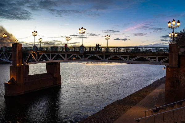 Pont Saint Pierre híd naplementekor Toulouse, Franciaország. — Stock Fotó
