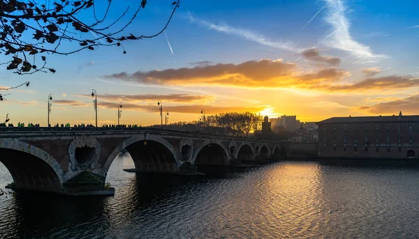 Toulouse, Fransa 'da günbatımında Pont Neuf.