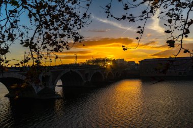Toulouse, Fransa 'da günbatımında Pont Neuf.