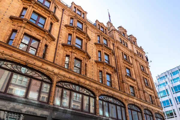 Harrods tiendas departamentales de lujo en Londres, Inglaterra, Reino Unido —  Fotos de Stock