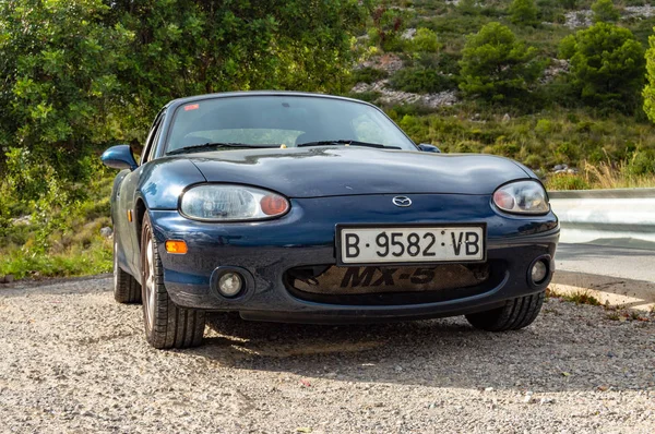 Ağustos 2014: Mavi Mazda miata mx5 Nb Cabrio üstü açık araba.