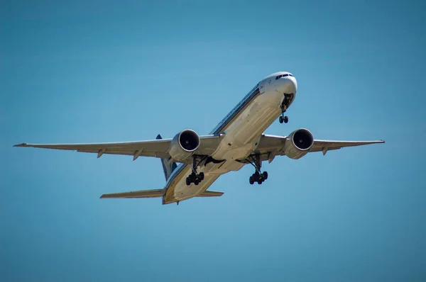 Avión despegando en el aeropuerto de Barcelona, Cataluña (España) ). — Foto de Stock