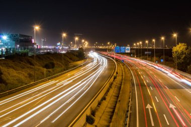 Gece bir otoyol üzerinde uzun pozlama.