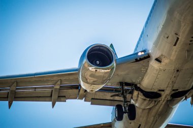 Barselona havaalanı el Prat Josep Tarradellas'ta kalkan uçak, Katalonya, İspanya.