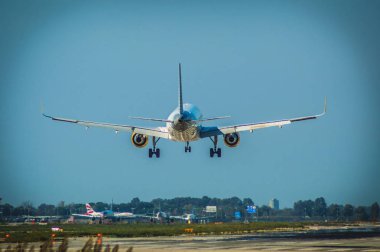 Barselona havaalanı el Prat Josep Tarradellas'ta kalkan uçak, Katalonya, İspanya.