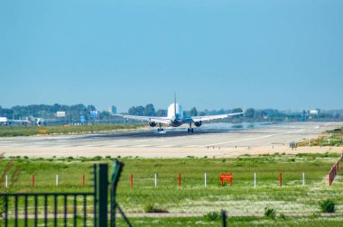 Barselona havaalanı el Prat Josep Tarradellas'ta kalkan uçak, Katalonya, İspanya.