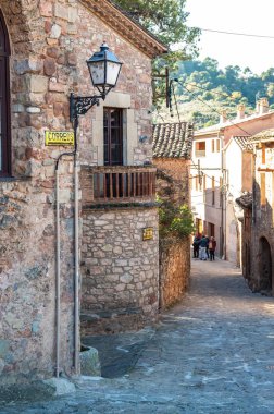 Orta Çağ'dan kalma Mura köyündeki ana meydan, Katalonya, İspanya.