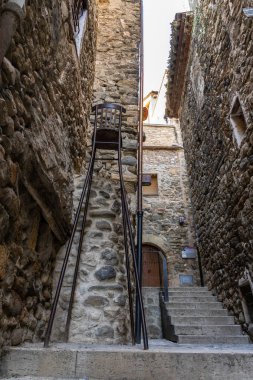 Peyzaj ortaçağ köyü BESALU, Katalonya, Ispanya