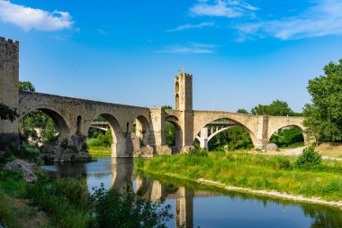 Peyzaj ortaçağ köyü BESALU, Katalonya, Ispanya