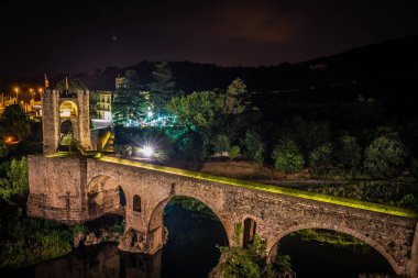 Peyzaj ortaçağ köyü BESALU, Katalonya, Ispanya