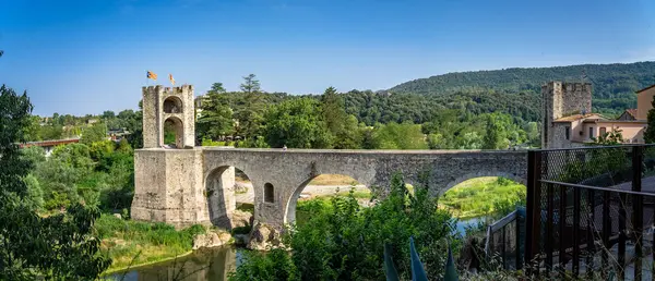 Landschaft mittelalterliches Dorf Besalu, Katalonien, Spanien — Stockfoto
